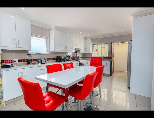 6 BEDROOM FREESTANDING TO LET IN TABLE VIEW